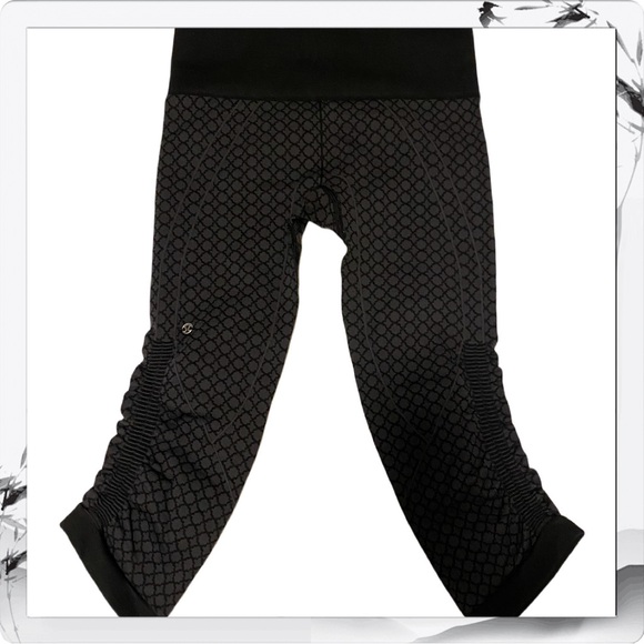 Lululemon workout crop bottom - Picture 1 of 9